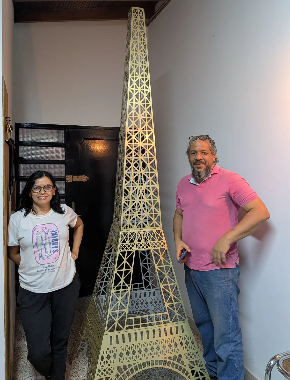 Cristina y Jordy junto a una Torre Eiffel cortada en CNC en nuestro taller